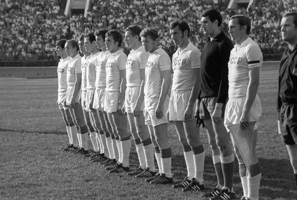 Сборная СССР перед матчем. Слева направо: Альберт Шестернев, Евгений Рудаков, Владимир Капличный, Анатолий Банишевский, Виктор Колотов, Виталий Шевченко, Валерий Зыков, Иосиф Сабо, Реваз Дзодзуашвили, Геннадий Еврюжихин и Владимир Мунтян. - Sputnik Латвия