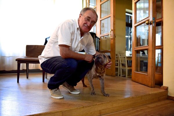 Реваз Дзодзуашвили со своим 16-летним шарпеем по кличке Боря - Sputnik Латвия