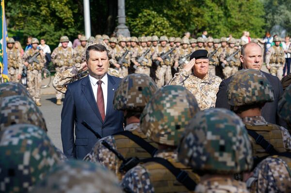 Президент Латвии Раймонд Вейонис обходит построенные для парада войска Земессардзе - Sputnik Латвия
