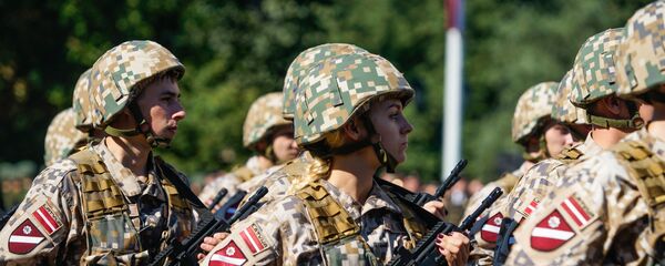 Парад в честь 25-летия Земессардзе на площади у Памятника Свободы - Sputnik Латвия