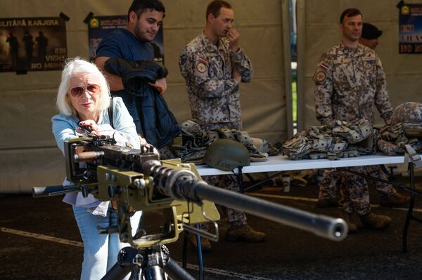 Пожилая жительница Риги с крупнокалиберным пулемётом - Sputnik Латвия