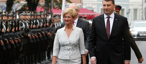 Президент Латвии Раймонд Вейонис с супругой Иветой проходят через парадный строй гвардейцев - Sputnik Латвия