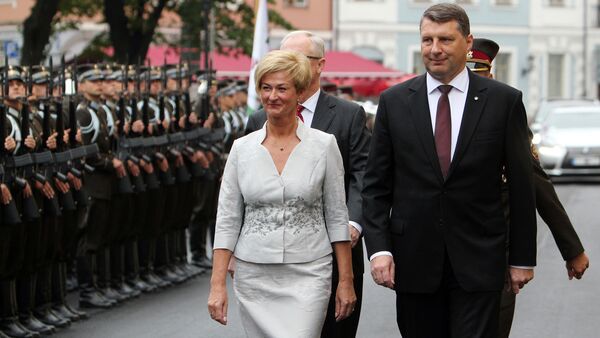 Президент Латвии Раймонд Вейонис с супругой Иветой проходят через парадный строй гвардейцев - Sputnik Латвия