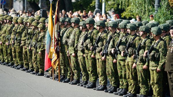 Представители Вооружённых сил Литвы на параде в честь 25-летия Земессардзе - Sputnik Латвия