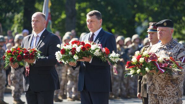 Раймондс Бергманис, Раймондс Вейонис и Раймондс Граубе возложили цветы к Памятнику Свободы - Sputnik Латвия
