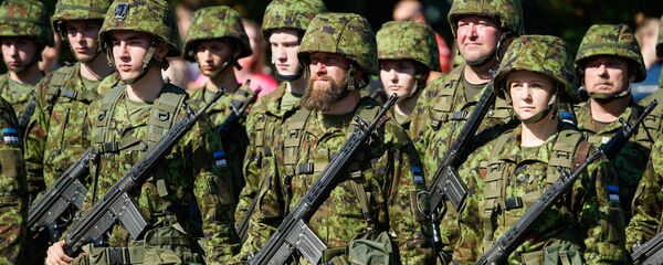 Представители Вооружённых сил Эстонии на параде в честь 25-летия Земессардзе Представители Вооружённых сил Эстонии на параде в честь 25-летия Земессардзе - Sputnik Латвия