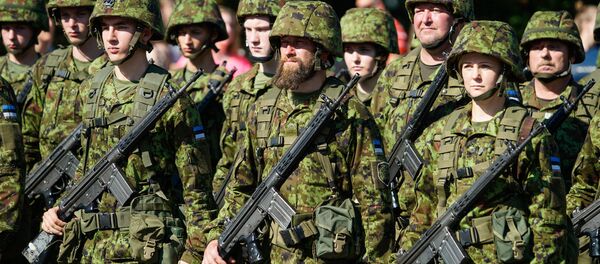 Представители Вооружённых сил Эстонии на параде в честь 25-летия Земессардзе - Sputnik Латвия