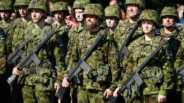 Представители Вооружённых сил Эстонии на параде в честь 25-летия Земессардзе - Sputnik Латвия