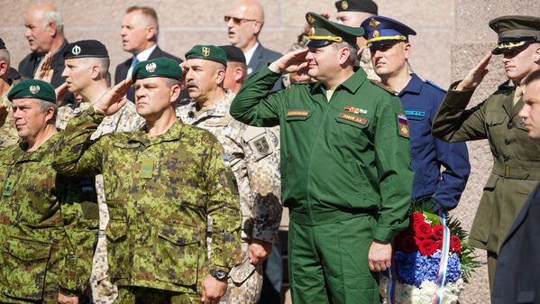 Военные атташе России на параде в честь 25-летия Земессардзе на площади у Памятника Свободы - Sputnik Латвия