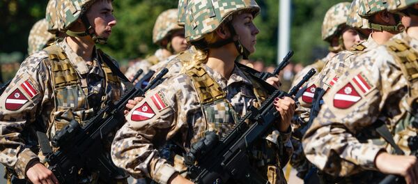 Парад в честь 25-летия Земессардзе на площади у Памятника Свободы Парад в честь 25-летия Земессардзе на площади у Памятника Свободы - Sputnik Latvija