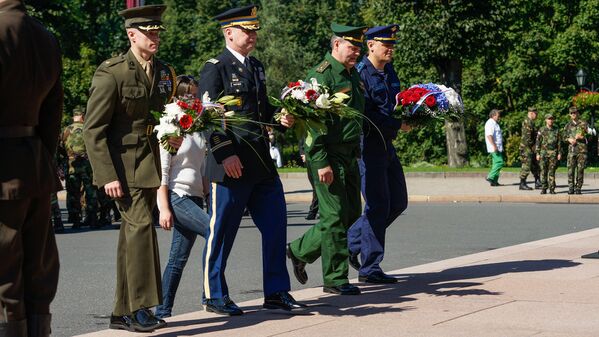 Военные атташе России и США возложили цветы к Памятнику Свободы - Sputnik Латвия