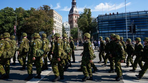 Представители Вооружённых сил Эстонии на улице Риги - Sputnik Латвия