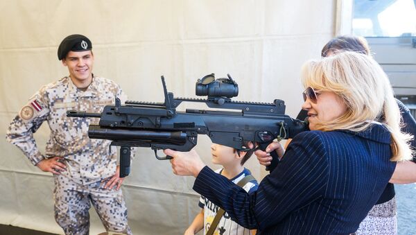Жительница Риги с основной винтовкой Вооружённых сил Латвии Heckler-Koch G36 - Sputnik Латвия