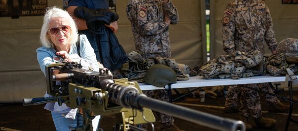 Пожилая жительница Риги с крупнокалиберным пулемётом Пожилая жительница Риги с крупнокалиберным пулемётом - Sputnik Latvija