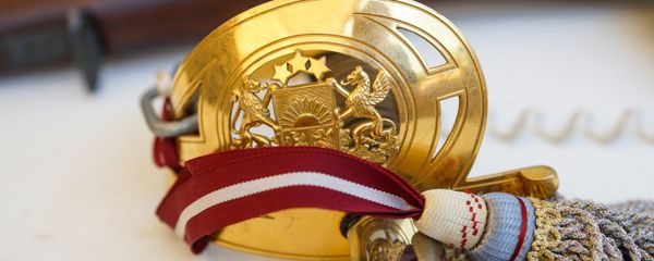 Герб Латвии на эфесе сабли офицера Латвийской армии Герб Латвии на эфесе сабли офицера Латвийской армии - Sputnik Latvija