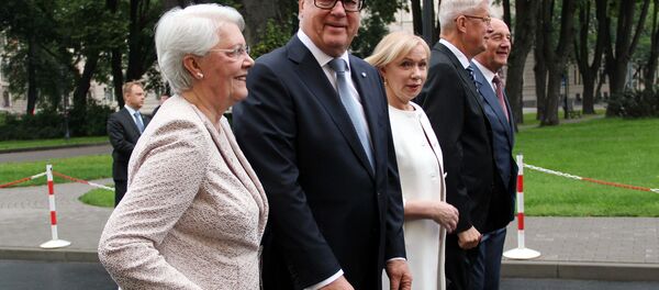 Бывшие президенты Латвии Гунтис Улманис с супругой, Валдис Затлерс с супругой и Андрис Берзиньш - Sputnik Латвия