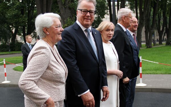 Бывшие президенты Латвии Гунтис Улманис с супругой, Валдис Затлерс с супругой и Андрис Берзиньш - Sputnik Латвия