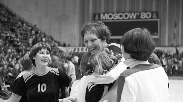 В центре - член женской сборной команды СССР по баскетболу, капитан сборной Латвийской ССР Ульяна Семенова - Sputnik Латвия