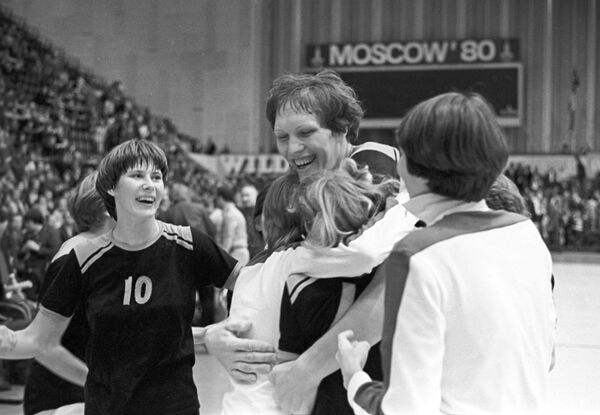 В центре - член женской сборной команды СССР по баскетболу, капитан сборной Латвийской ССР Ульяна Семенова В центре - член женской сборной команды СССР по баскетболу, капитан сборной Латвийской ССР Ульяна Семенова - Sputnik Латвия