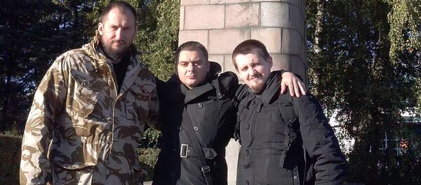 Слева направо: Андрей Попко, Евгений Осипов, Александр Куркин у памятника Защитникам Лиепаи - Sputnik Латвия