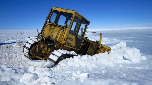 Бульдозер на территории станции Бульдозер на территории станции - Sputnik Латвия