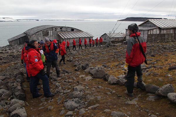 Евгений Ермолов проводит экскурсию для туристов по бухте Тихая - Sputnik Латвия
