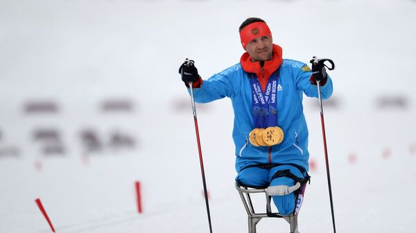 Роман Петушков (Россия), завоевавший шесть золотых медалей на XI Паралимпийских зимних играх в Сочи, после окончания соревнований по лыжным гонкам. - Sputnik Латвия