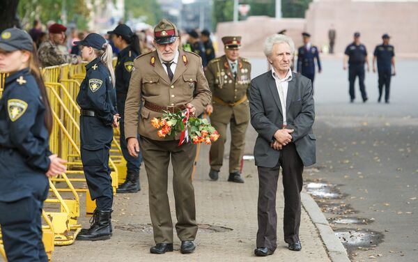 Ветеранов Латвийской армии попросили удалиться за охраняемую территорию. Цветы им можно будет возложить только по окончании церемонии - Sputnik Латвия