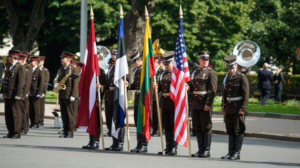 Знамённая группа с флагами Латвии, Эстонии, Литвы и США построилась в ожидании высоких гостей - Sputnik Латвия