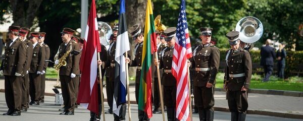 Знамённая группа с флагами Латвии, Эстонии, Литвы и США построилась в ожидании высоких гостей - Sputnik Латвия