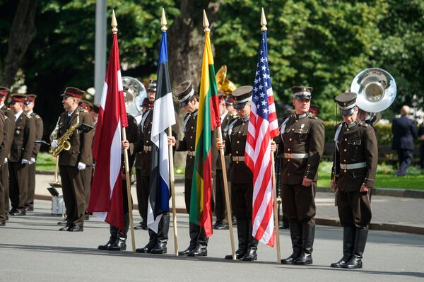 Знамённая группа с флагами Латвии, Эстонии, Литвы и США построилась в ожидании высоких гостей Знамённая группа с флагами Латвии, Эстонии, Литвы и США построилась в ожидании высоких гостей - Sputnik Латвия