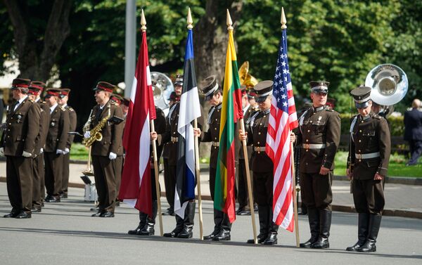 Знамённая группа с флагами Латвии, Эстонии, Литвы и США построилась в ожидании высоких гостей - Sputnik Латвия