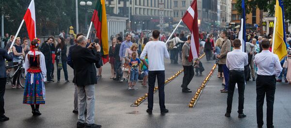 Финальная часть ежегодной акции - зажигание свечей и фотографирование на память - Sputnik Латвия