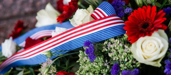 Цветы у памятника Свободы, возложенные во время визита Джо Байдена президентами стран Балтии - Sputnik Латвия