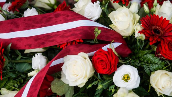 Цветы у памятника Свободы, возложенные во время визита Джо Байдена президентами стран Балтии - Sputnik Латвия