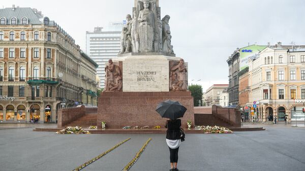 У памятника Свободы выложили рельсы со свечами - Sputnik Латвия