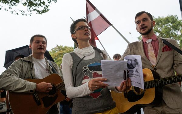 Дождь не остановил активистов - песни начали петь в назначенное время - Sputnik Латвия