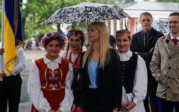 Девушки в национальных костюмах, символизирующие страны Балтийского пути до Черного моря - Sputnik Латвия