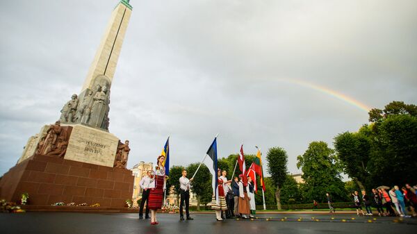 Финальная часть ежегодной акции - зажигание свечей и фотографирование на память - Sputnik Латвия