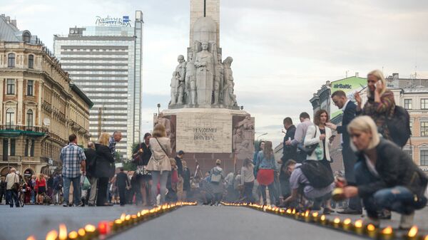 Финальная часть ежегодной акции - зажигание свечей и фотографирование на память - Sputnik Латвия