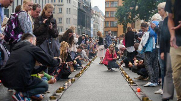 Финальная часть ежегодной акции - зажигание свечей и фотографирование на память - Sputnik Латвия