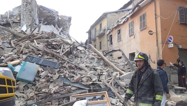 Землетрясение в Италии: работа спасателей и кадры разрушений - Sputnik Латвия