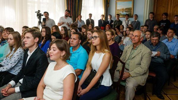 Собравшиеся с интересом слушают напутствия и советы студентов, уехавших учиться по программе несколько лет назад Собравшиеся с интересом слушают напутствия и советы студентов, уехавших учиться по программе несколько лет назад - Sputnik Латвия