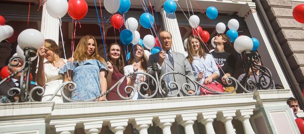 По традиции все вышли на крыльцо посольства и выпустили в небо воздушные шарики - Sputnik Латвия