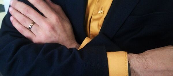 Мужская рука с обручальным кольцом Мужская рука с обручальным кольцом - Sputnik Латвия