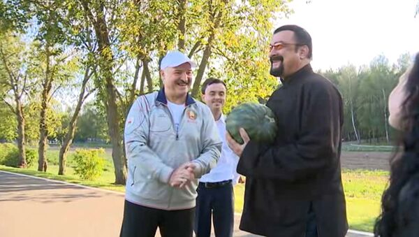 Лукашенко встретился со Стивеном Сигалом в своей резиденции - Sputnik Latvija