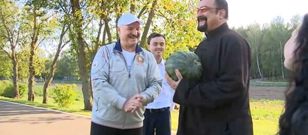 Лукашенко встретился со Стивеном Сигалом в своей резиденции - Sputnik Латвия