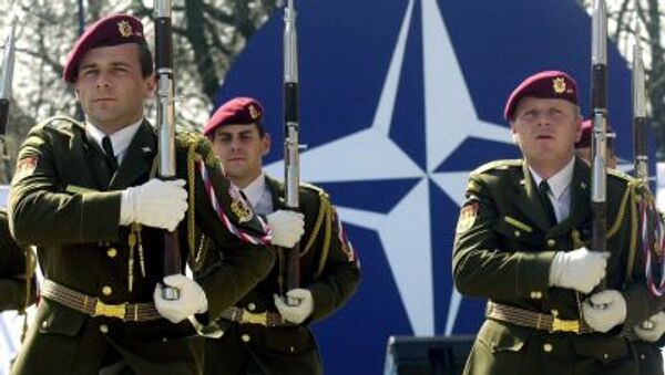 Cолдаты cловацкой армии во время парада в Братиславе в честь вступления страны в НАТО - Sputnik Латвия
