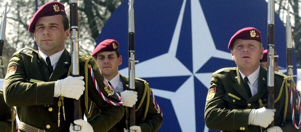 Cолдаты cловацкой армии во время парада в Братиславе в честь вступления страны в НАТО - Sputnik Латвия