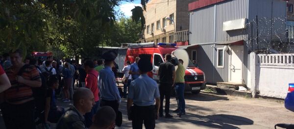 Пожарные и следователи у сгоревшего склада в Москве - Sputnik Латвия